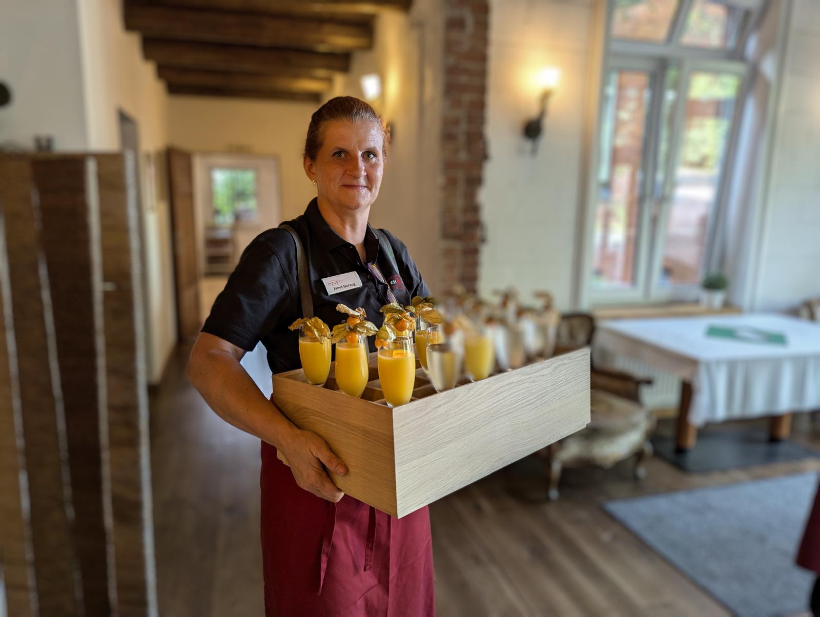 essBAr Mitarbeiterin Janet beim Service