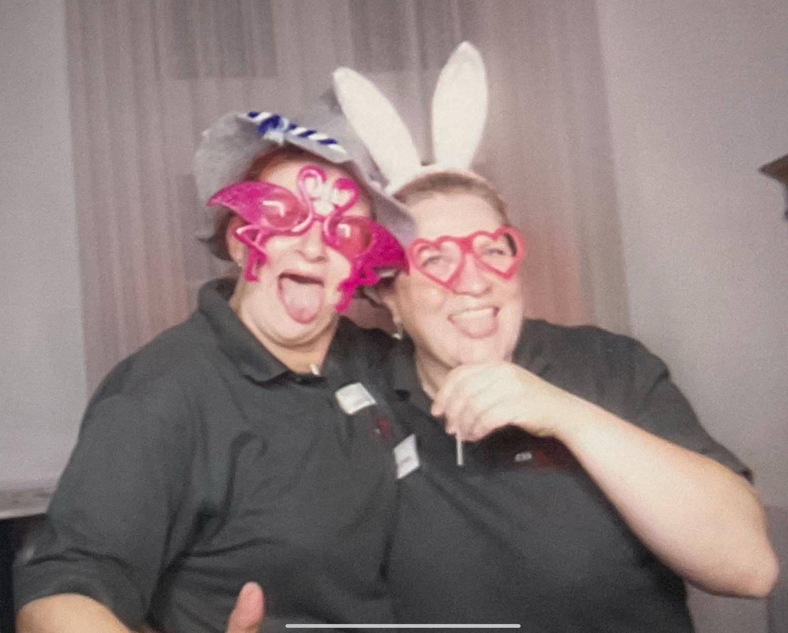 Mitarbeiterinnen mit Party-Accessoires